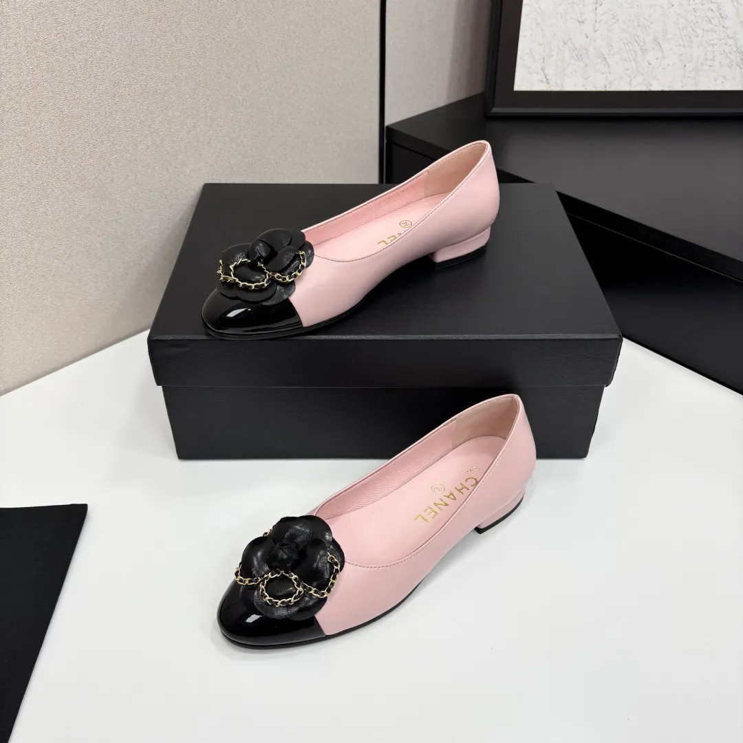 👟👟Ex-factory price 580👟👟 CHANEL｜Chanel Chanel 25C early spring new product Camellia series flat shoes This season’s Camellia series is really beautiful😍 Grandma Xiang’s family has always been elegant and ladylike, full of high-end sense! It’s very nice on the feet~ Whether worn barefoot or paired with skirts or trousers, it’s very versatile! Incomparably beautiful! Extraordinarily fairy 🧚 Overwhelmingly girly‼ ️ The upper is made of imported lambskin, the lining is made of mixed sheepskin, and the Italian A-grade leather outsole Size: 35-39 (40/41 customized)
